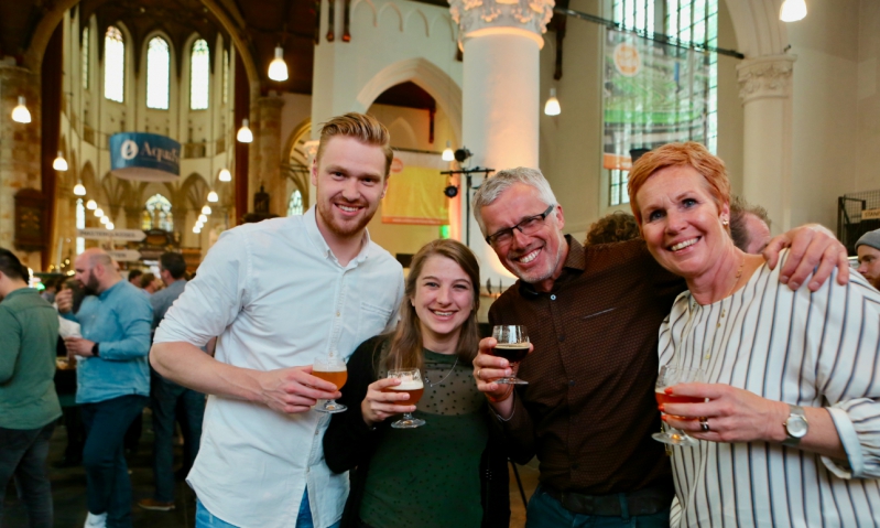 Gezellig bier drinken tijdens het Nederlands Bierproeffestival